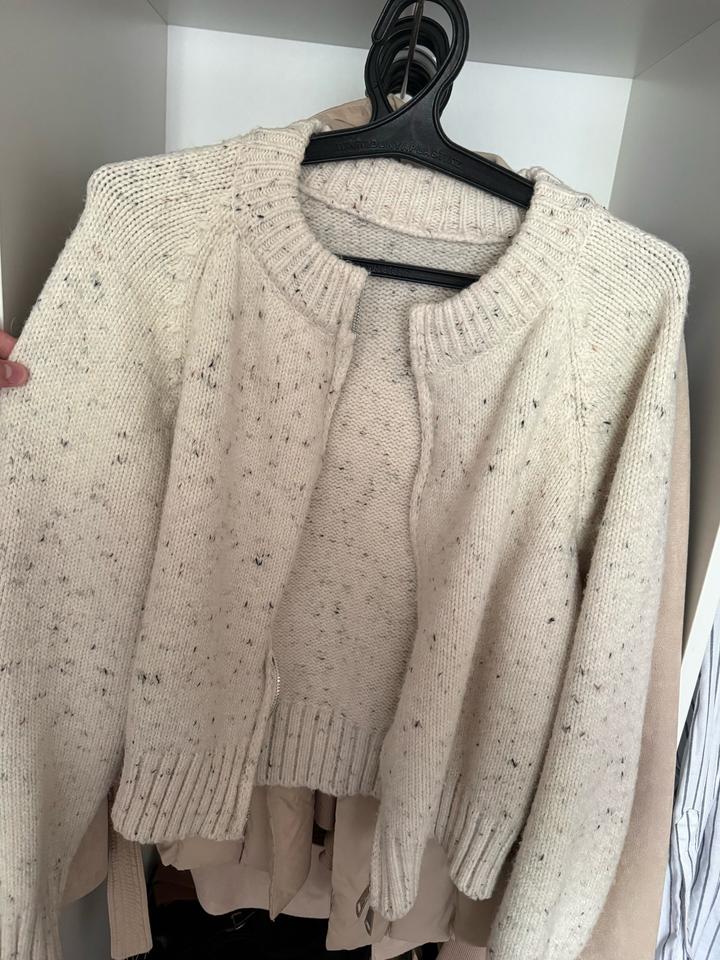 Белый бомбер на замке