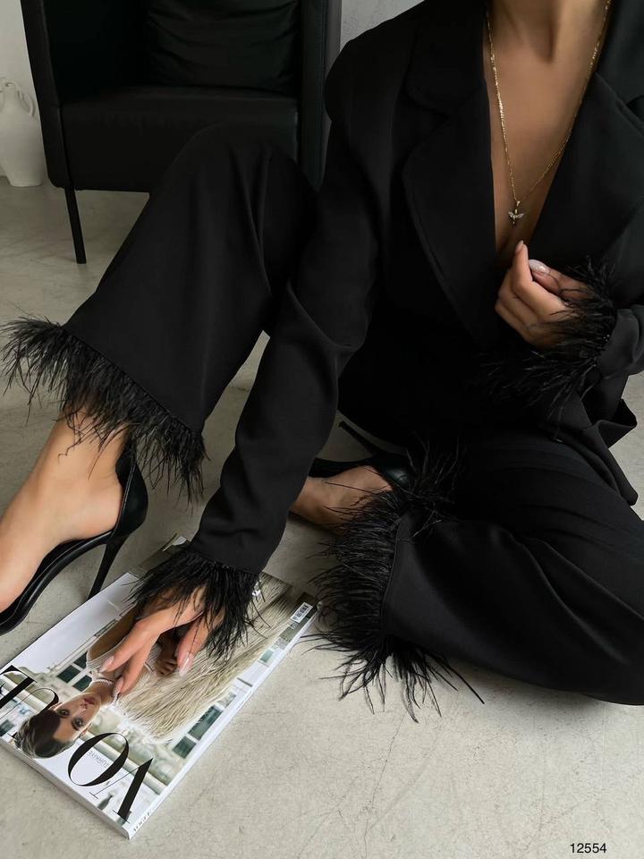 Костюм с перьями