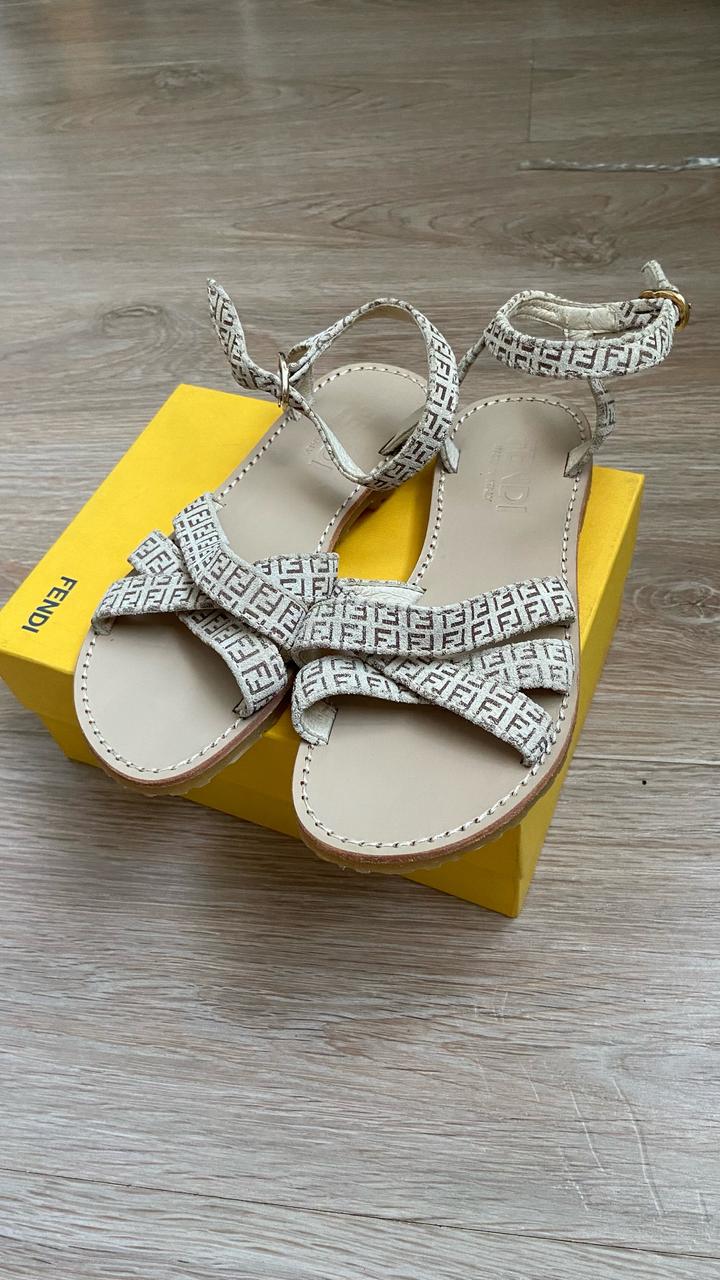 Сандалии Fendi