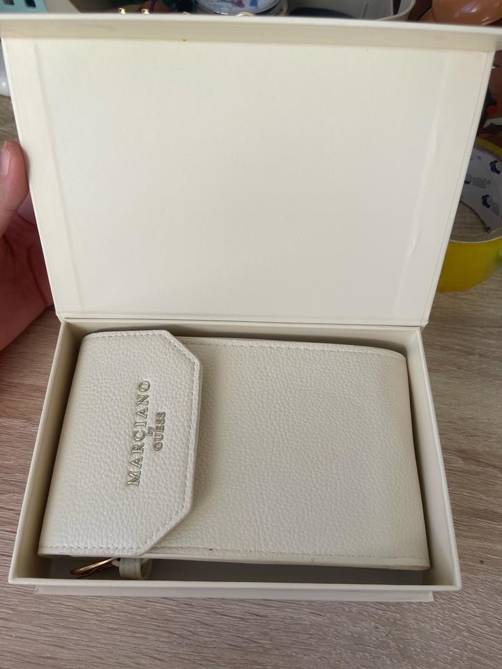 бежевая сумка GUESS