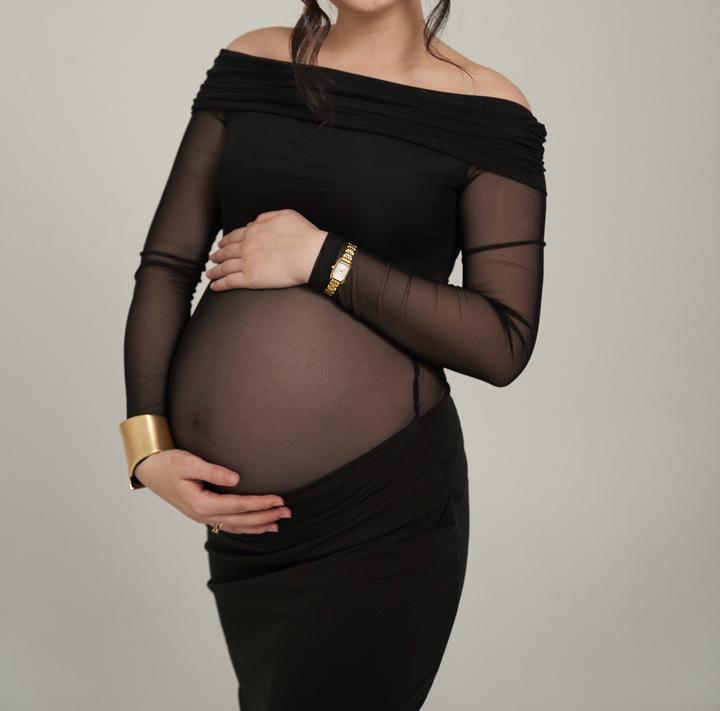 Платье с прозрачными вставками и открытыми плечами