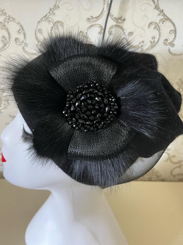 Новая шапка, декор из натурального меха песца