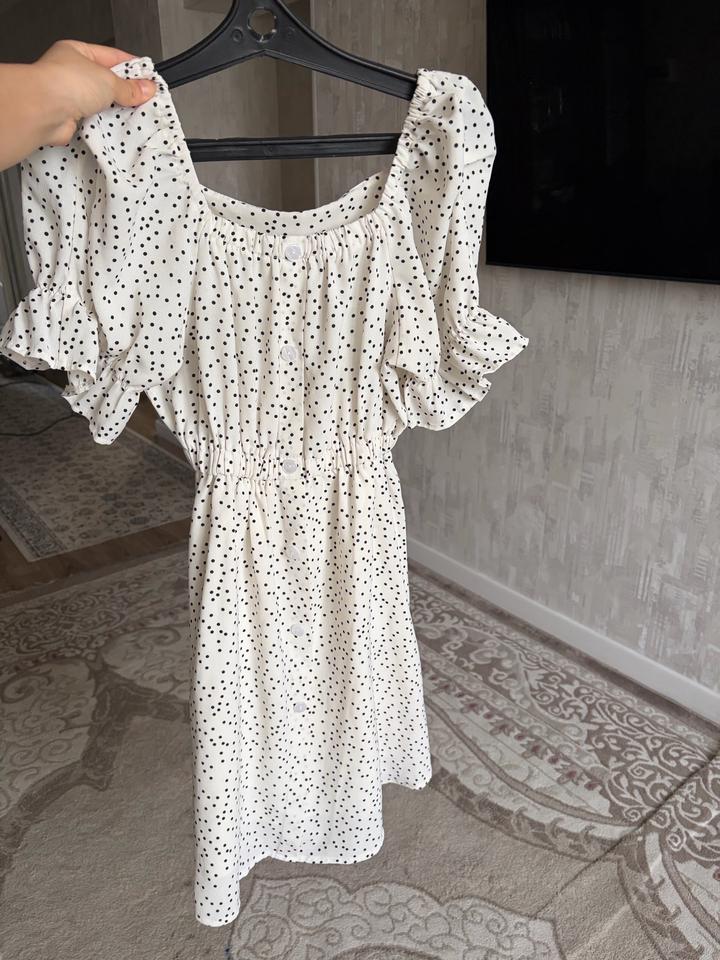 Белое летнее платье в горошек S-M