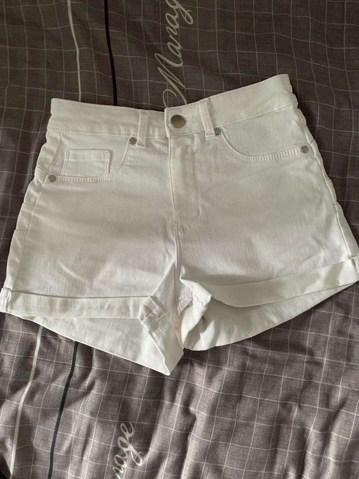 Белые шорты