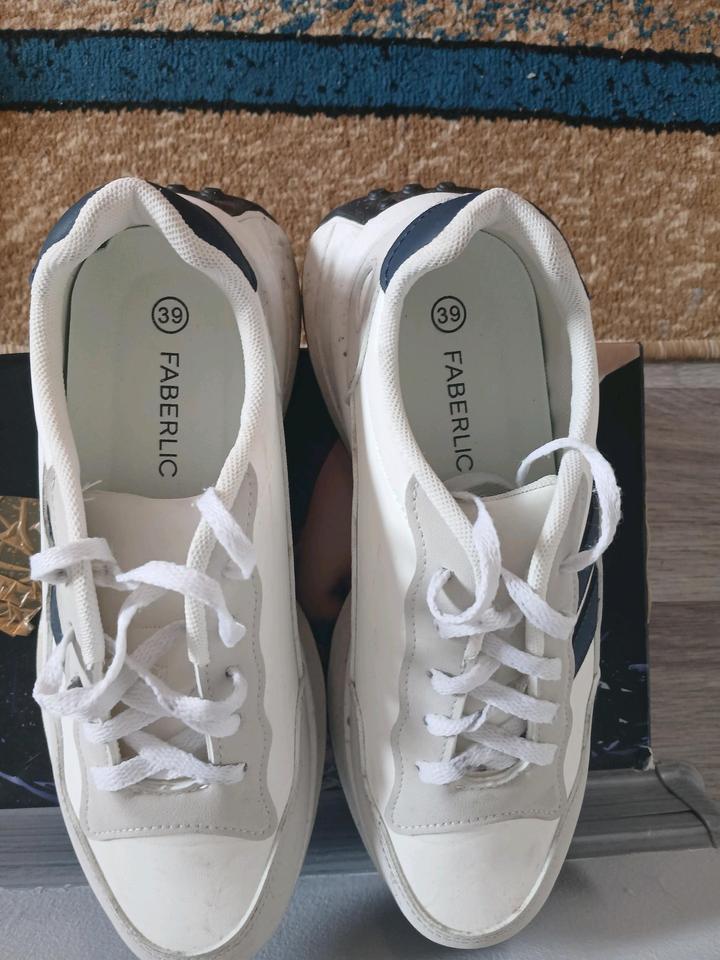 Белые кроссовки