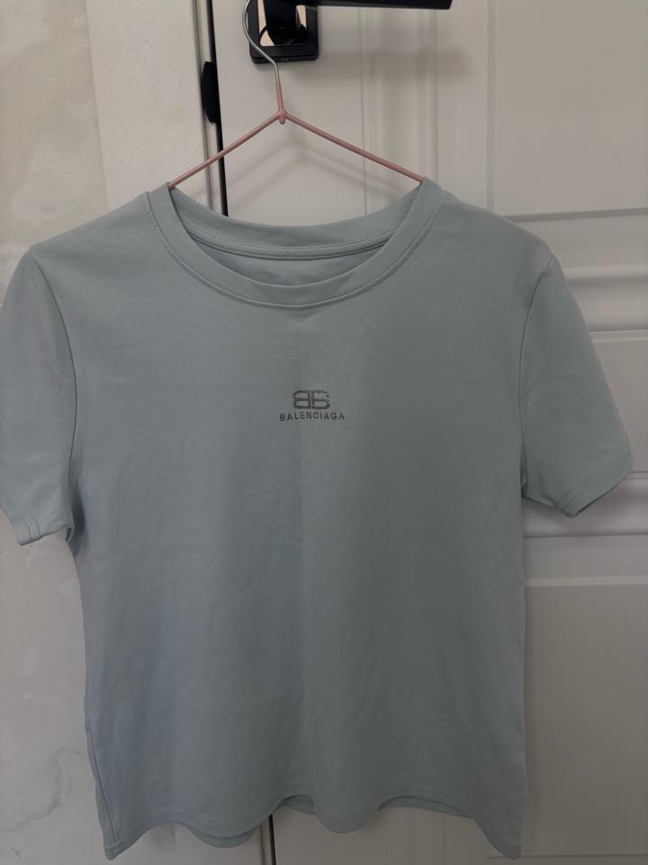 Голубая футболка