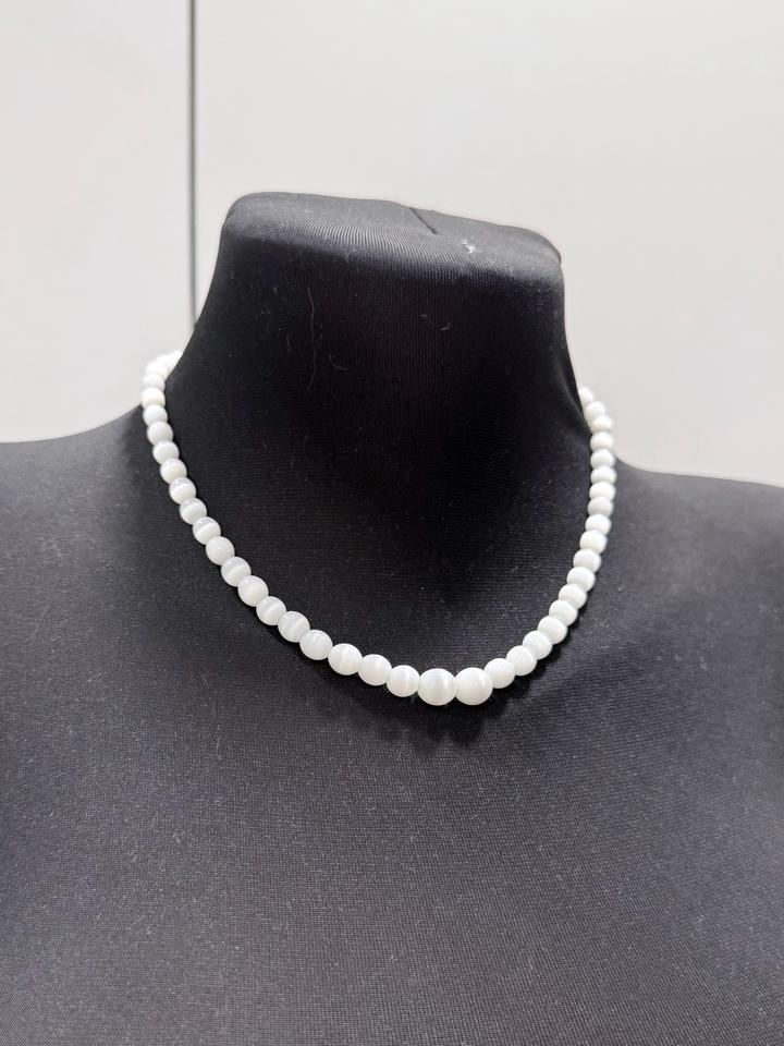 Бусы из белого кошачьего глаза