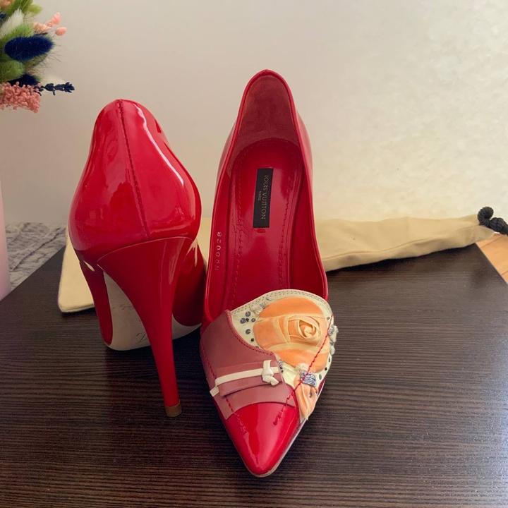 Красные лаковые туфли Louis Vuitton