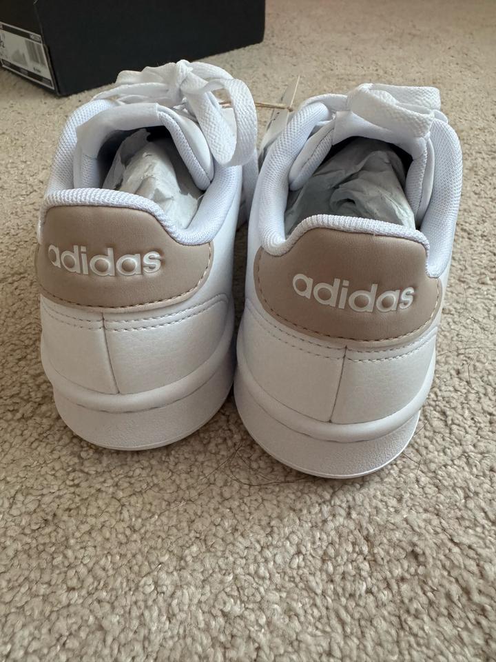 белые кроссовки Adidas