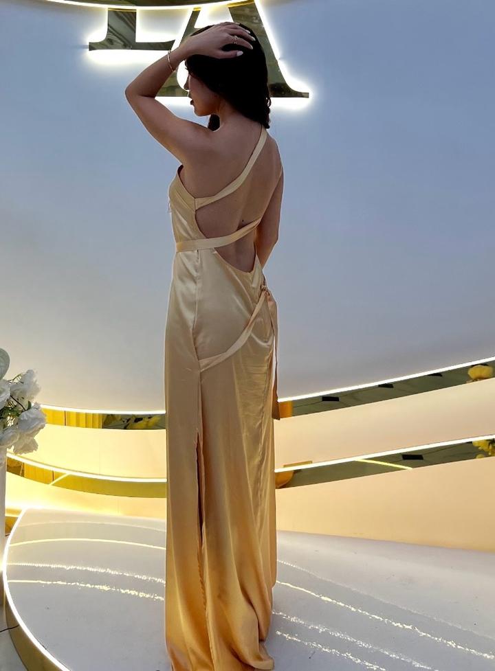 Желтое атласное платье