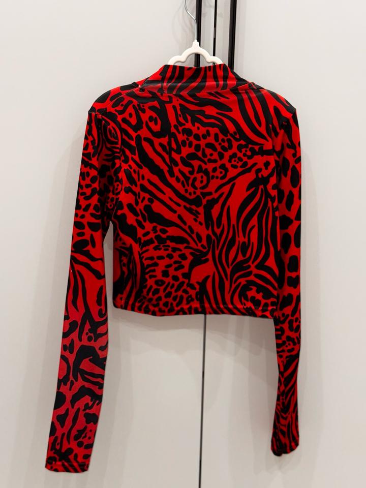 Продам тонкую кофту (водолазку)