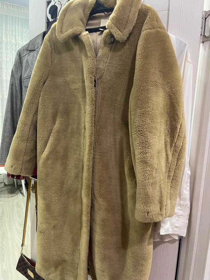 Песчанного цвета шуба овчина