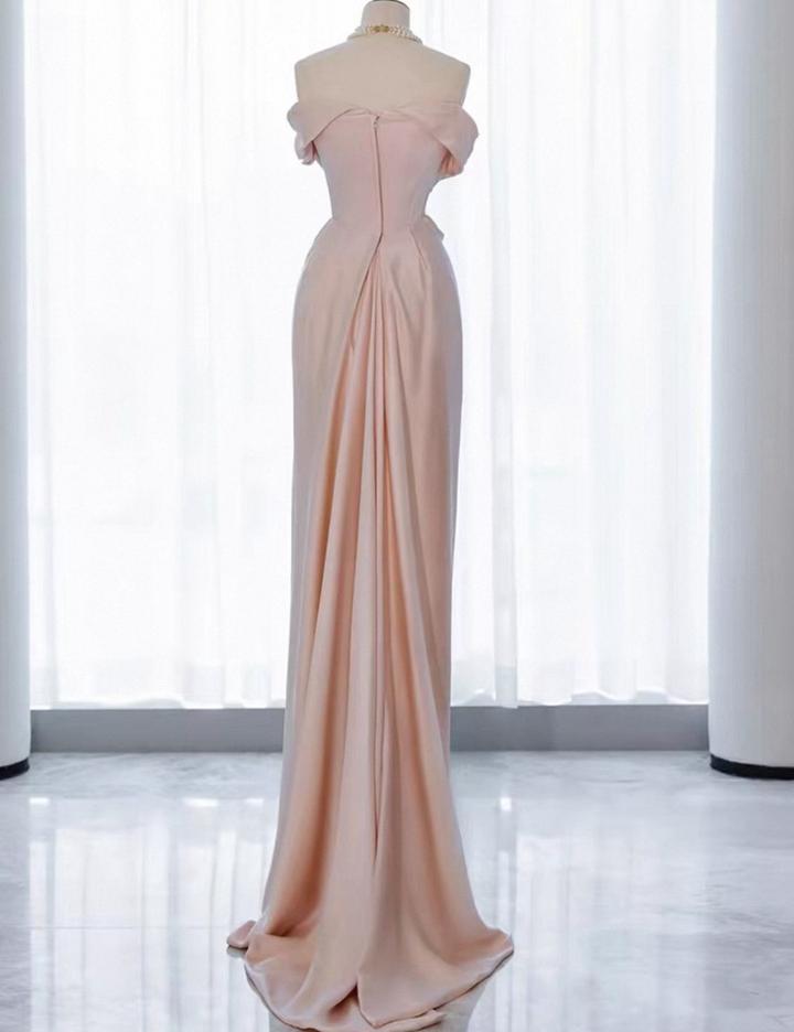 Розовое платье