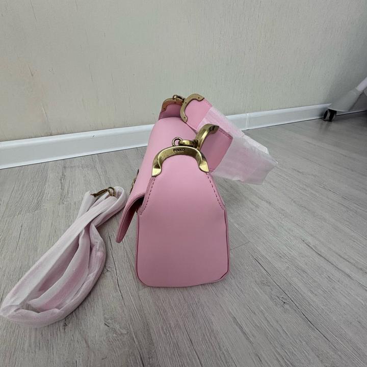 Розовая сумка Pinko с золотистой фурнитурой.