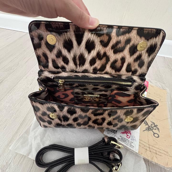 Мини-сумка от Dolce & Gabbana в лаковой коричневой коже