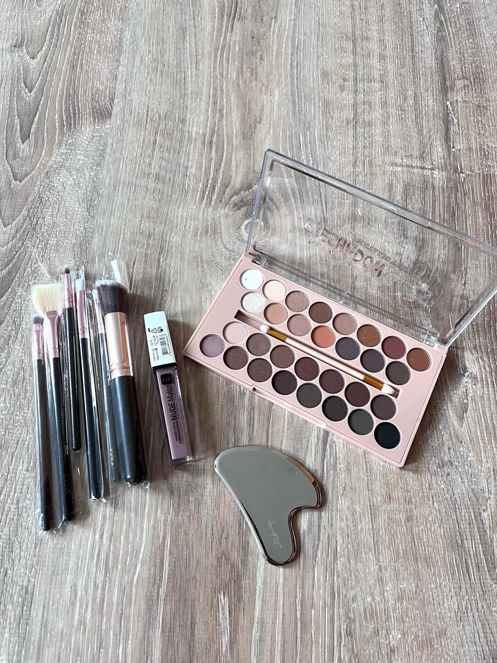 Тени/кисти/помада/скребок гуаша