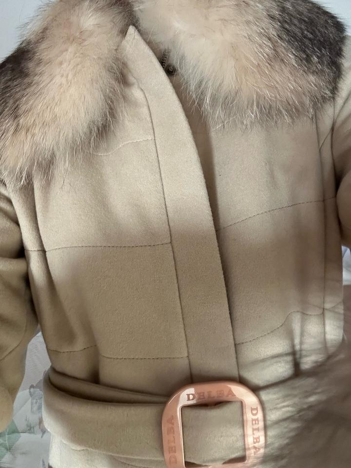 Пальто бежевое с меховым воротником