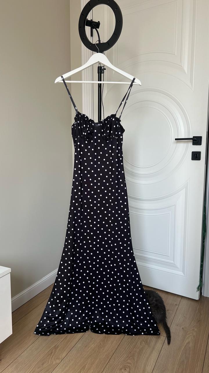 Платье в горошек черное