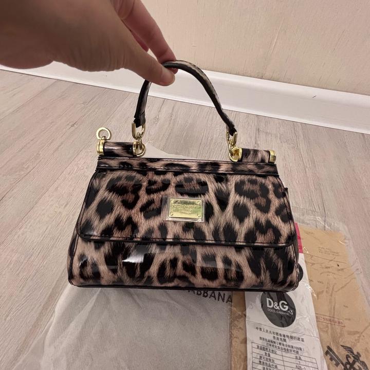 Мини-сумка от Dolce & Gabbana в лаковой коричневой коже