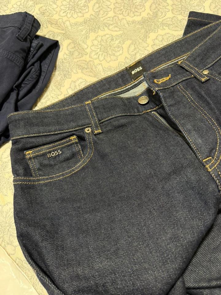 Темно синие джинсы