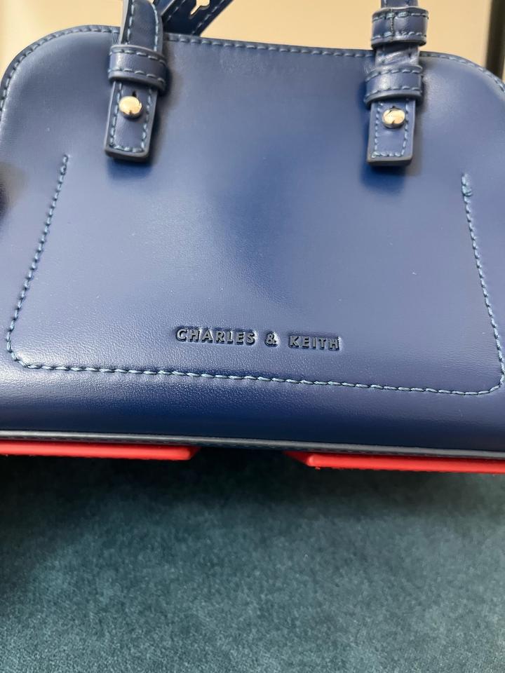 Сумка Charles & Keith