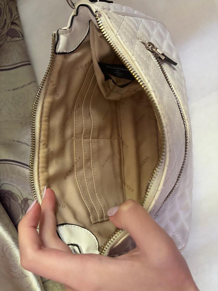 Белая сумка Guess