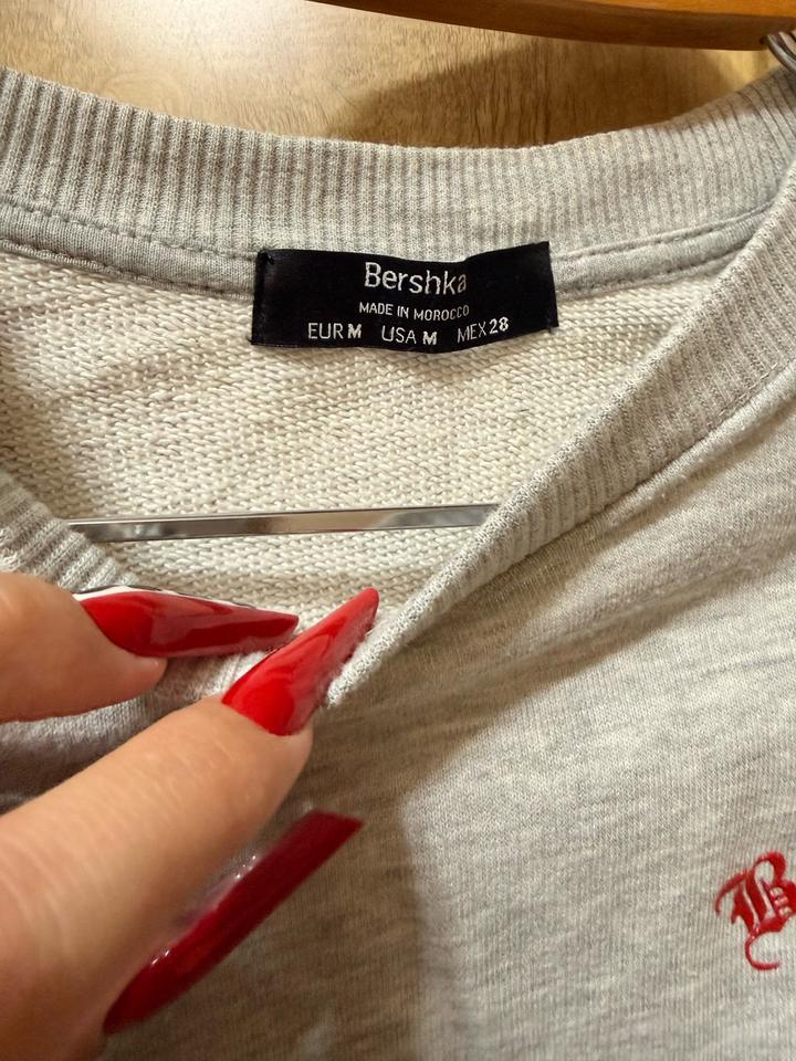 стильная укороченная кофта от Bershka