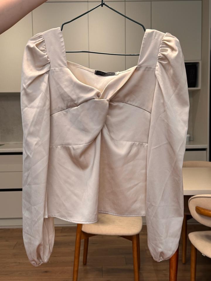 Бежевая блузка