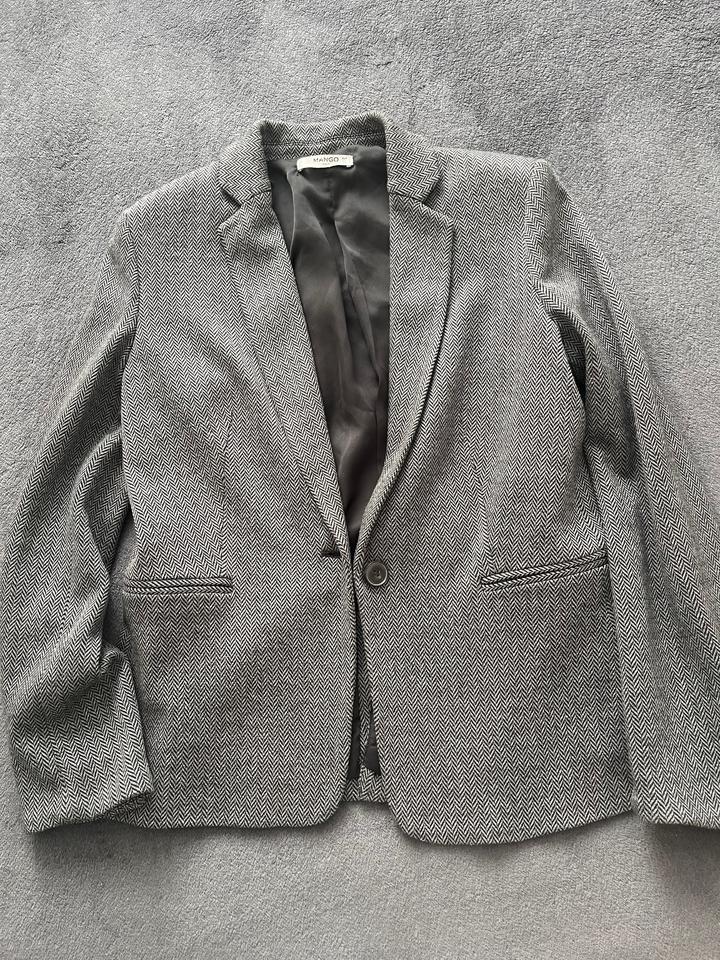 Серый пиджак Mango