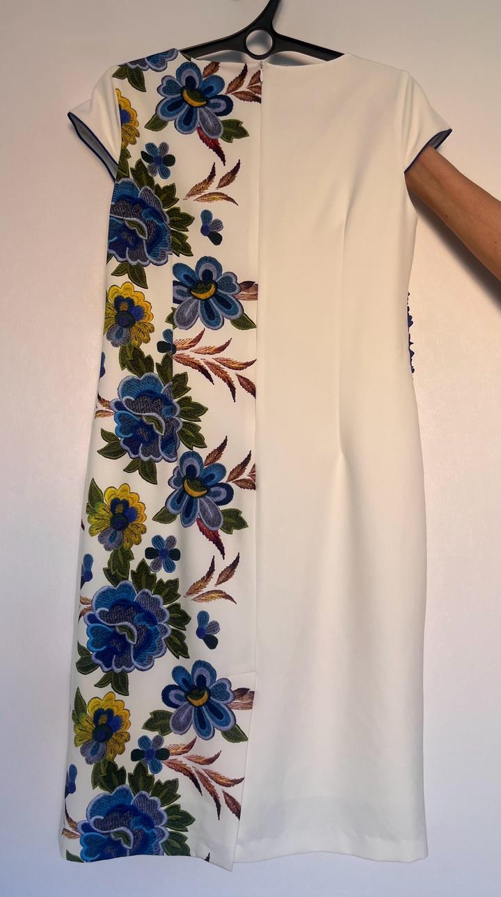 Белое платье с вышивкой