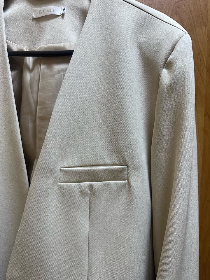 Стильный бежевый пиджак.