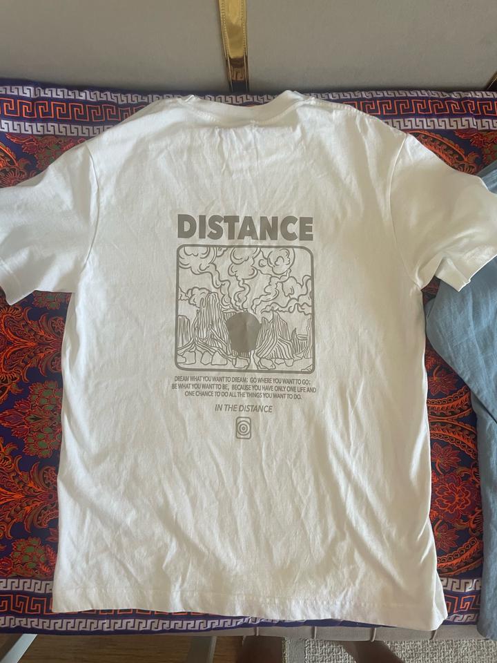 Белая футболка distance летняя