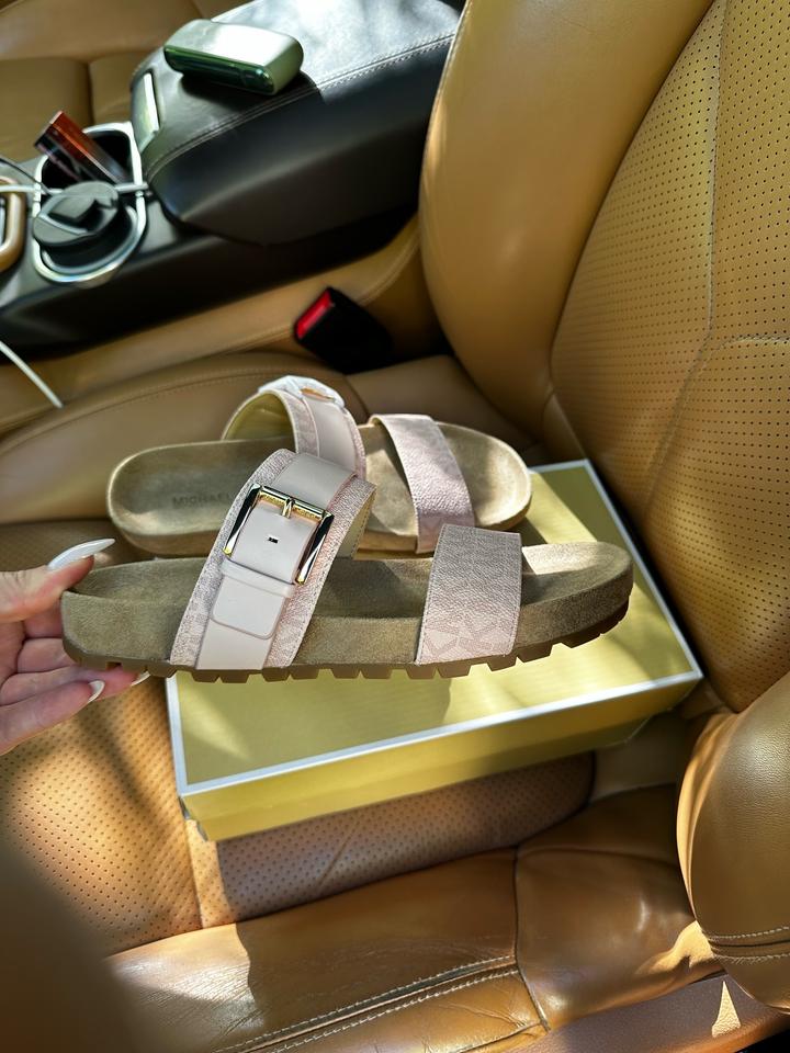 Розовые сандалии Michael Kors