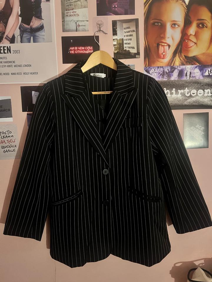 Темно синий костюм в полоску