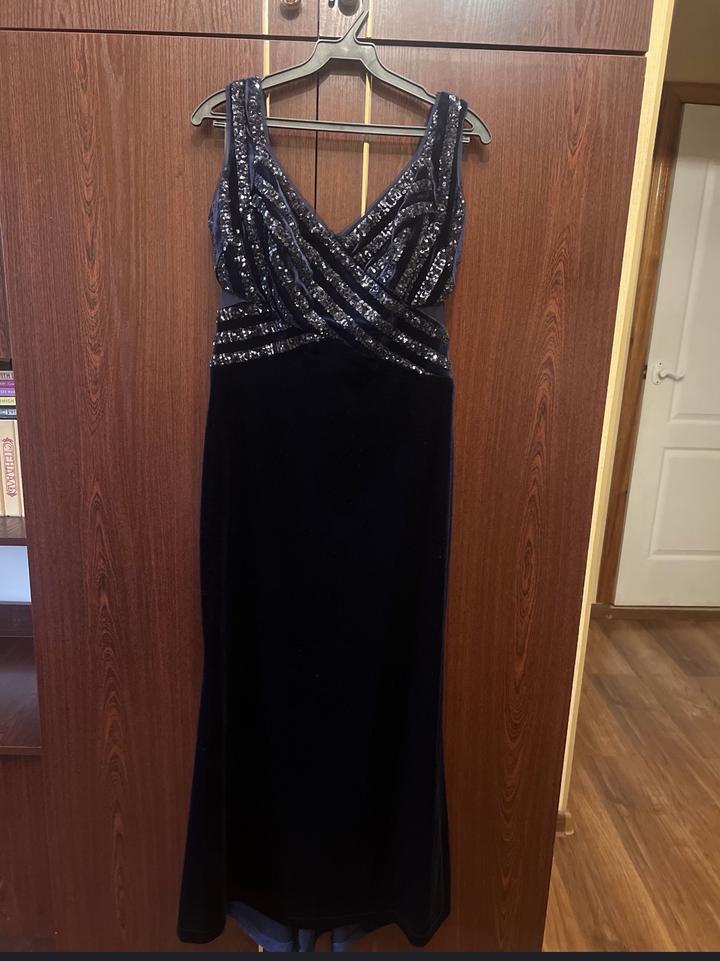 Вечернее бархатное платье.