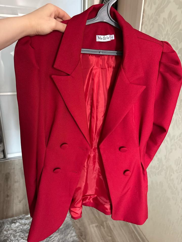 Пиджак красный приталенный