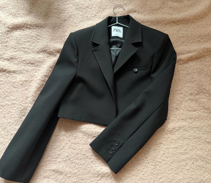 Кроп-пиджак Zara.