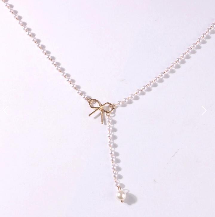 Колье из сплава с подвеской кулон бантик, жемчуг