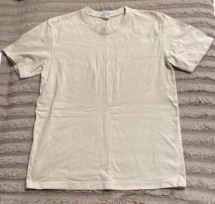 Бежевая футболка