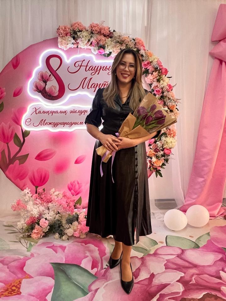 Черное кожаное платье