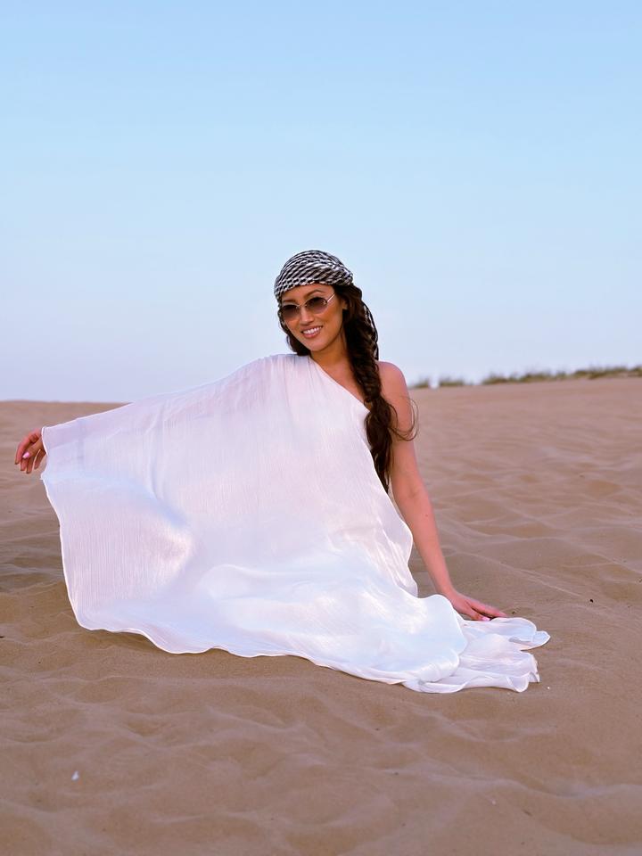 Белое платье в пол на одно плечо брала в chia.kz очень красивое блестит