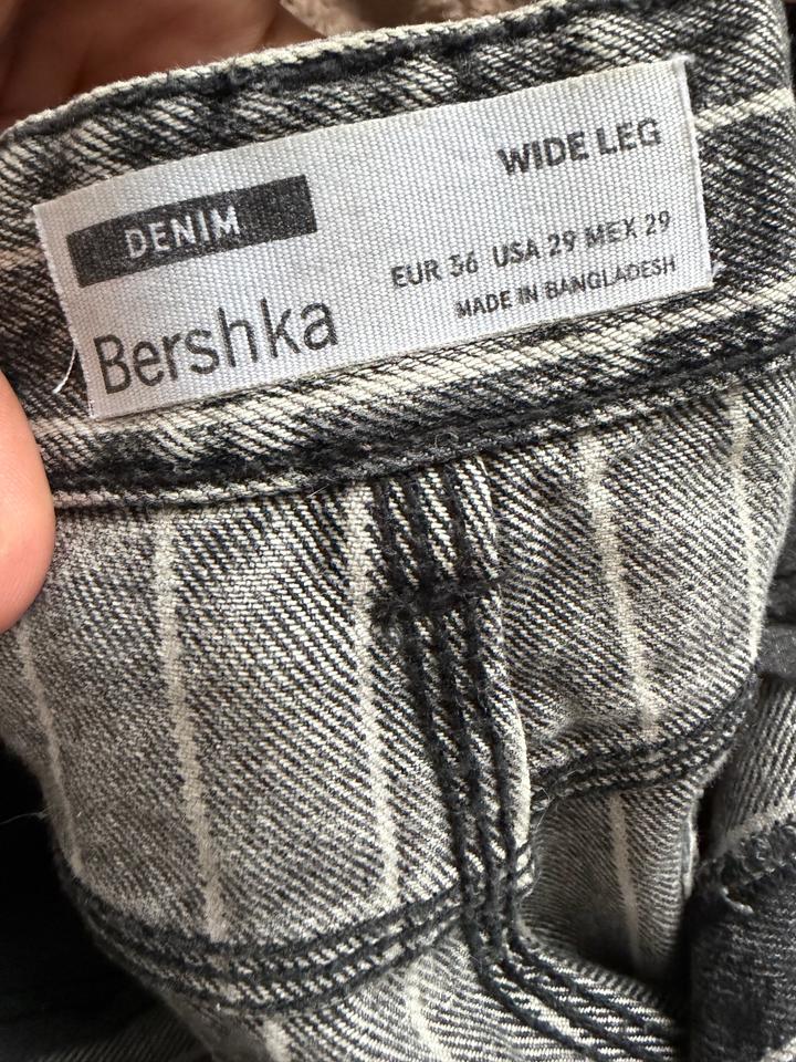 Серые джинсы Bershka