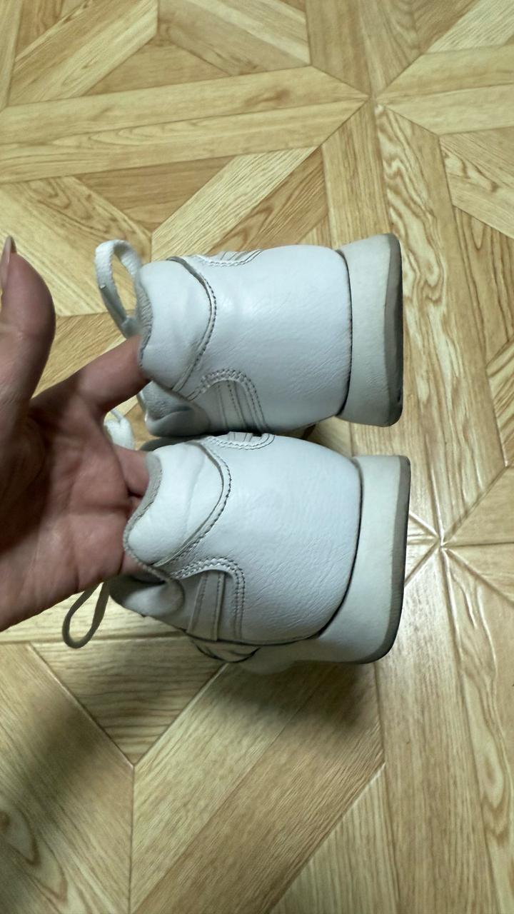 Белые кроссовки Reebok