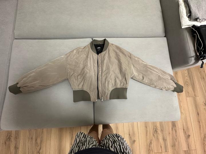 бомбер Zara цвета хаки