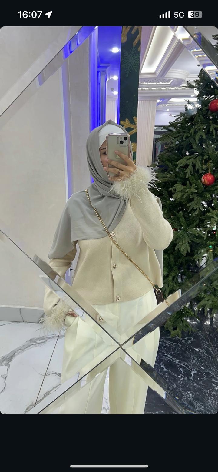 Кардиган с перьями