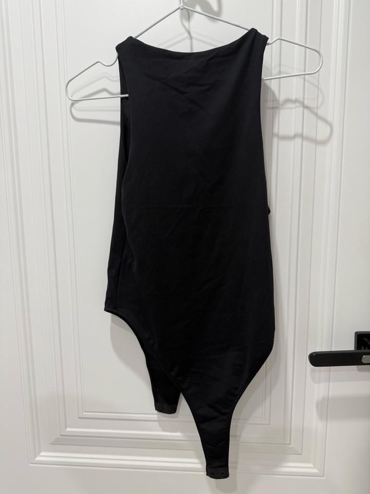 черное базовое боди от Zara