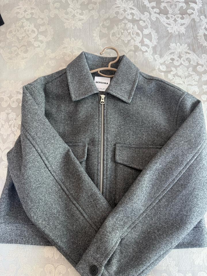 серый бомбер из Bershka