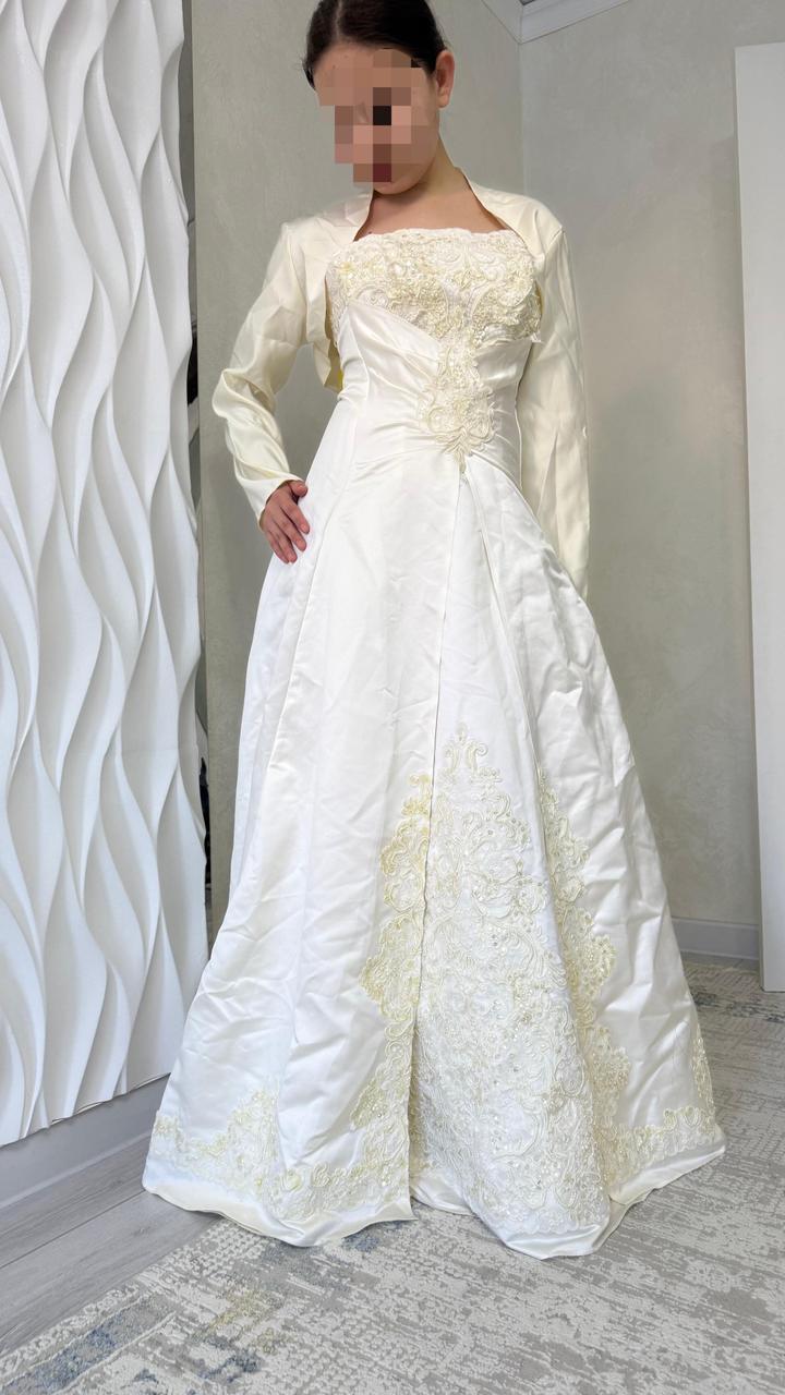 Нарядное молочное платье с болеро