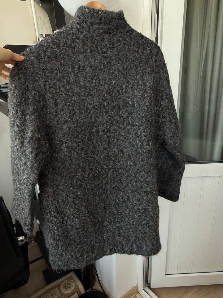 Серое шерстяное пальто