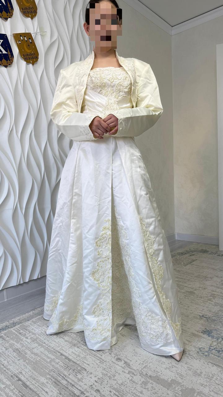 Нарядное молочное платье с болеро